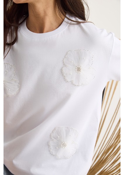 Bisiklet Yaka Çiçek Aksesuarlı Kısa Kollu T-Shirt fiyatları