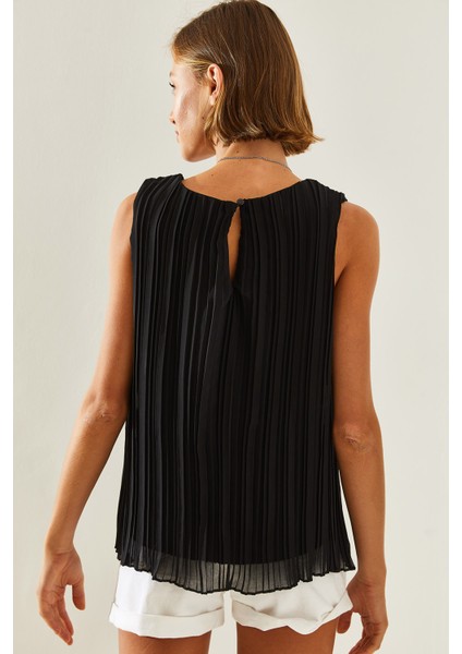 Kadın Piliseli Metal Kolye Aksesuarlı Astarlı Kalın Askılı Bluz fırsatları