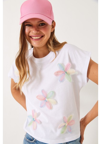 Kadın Kısa Kollu Renkli Tül Çiçek Aksesuarlı T-Shirt fiyatları