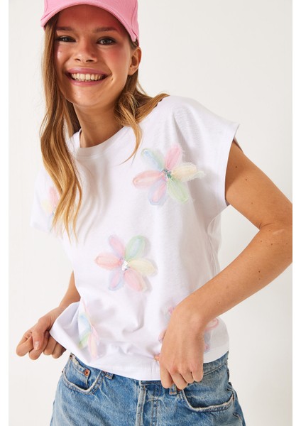Kadın Kısa Kollu Renkli Tül Çiçek Aksesuarlı T-Shirt fırsatları