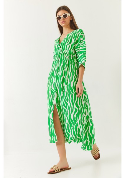 Kadın Kruvaze V Yaka Önden Yırtmaç Detaylı Desenli Elbise modelleri