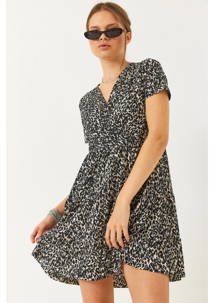 Kadın Kruvaze Yaka Desenli Kısa Kollu Mini Elbise fırsatları