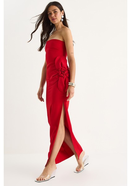 Kadın Çiçek Aksesuarlı Yırtmaç Detaylı Straplez Maxi Elbise