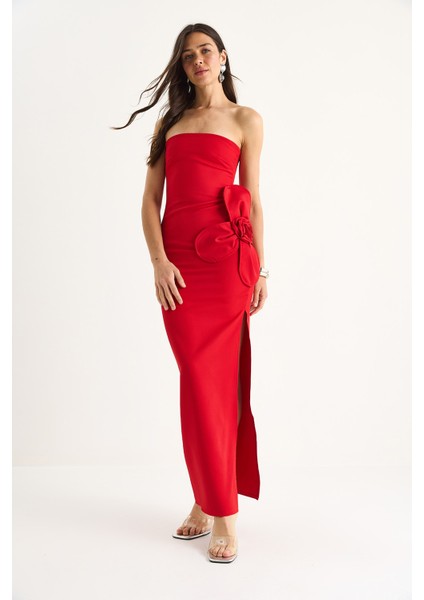 Kadın Çiçek Aksesuarlı Yırtmaç Detaylı Straplez Maxi Elbise fiyatları