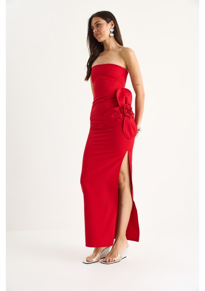 Kadın Çiçek Aksesuarlı Yırtmaç Detaylı Straplez Maxi Elbise modelleri