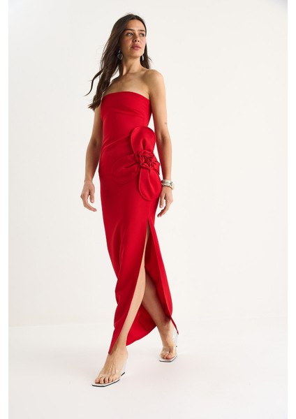 Kadın Çiçek Aksesuarlı Yırtmaç Detaylı Straplez Maxi Elbise fırsatları