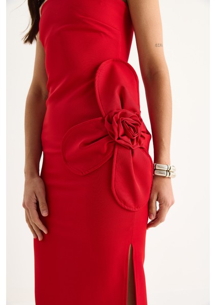 Kadın Çiçek Aksesuarlı Yırtmaç Detaylı Straplez Maxi Elbise indirimleri