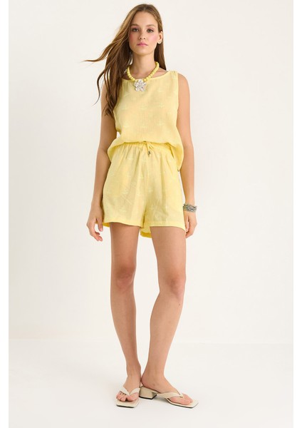 Kadın Kalın Askılı Bluz Beli Lastikli Cep Dataylı Şort Kendinden Çiçek Nakışlı Müslin Takım