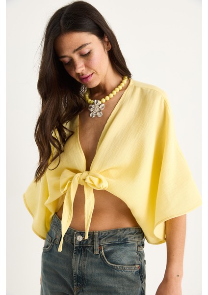 Kadın Geniş Kollu V Yaka Bağlama Detaylı Müslin Bluz