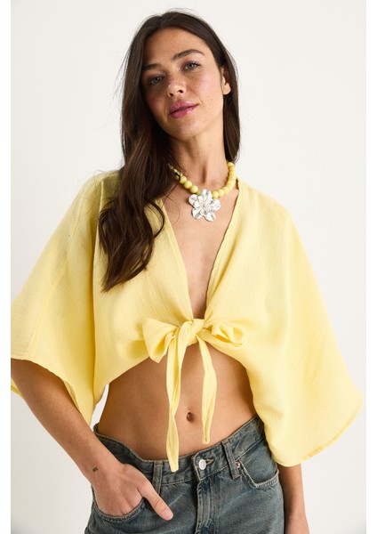 Kadın Geniş Kollu V Yaka Bağlama Detaylı Müslin Bluz
