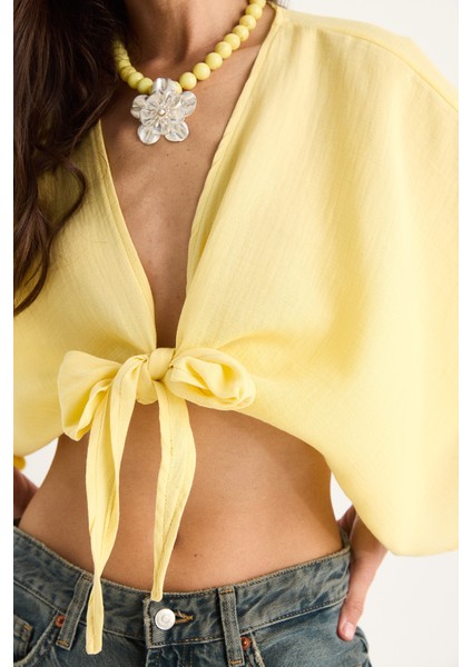 Kadın Geniş Kollu V Yaka Bağlama Detaylı Müslin Bluz