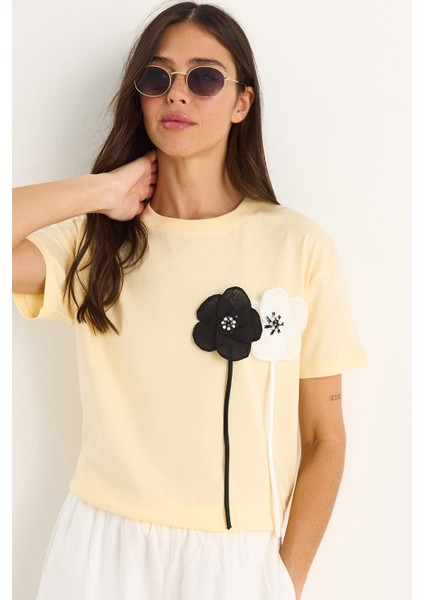 Kadın Aksesuarlı Kısa Kollu Pamuklu T-Shirt