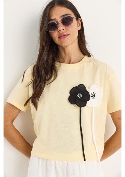 Kadın Aksesuarlı Kısa Kollu Pamuklu T-Shirt fiyatları