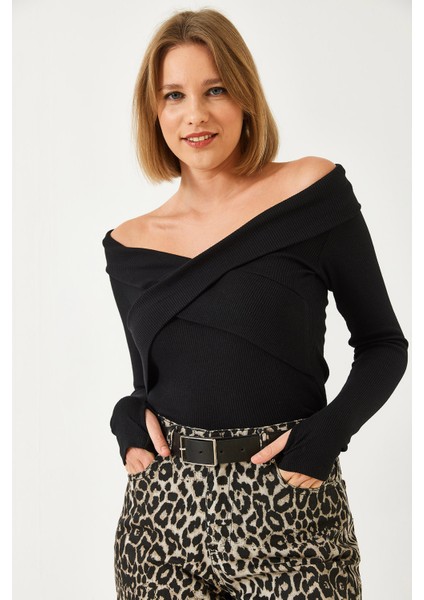 Kadın Çapraz Bantlı Parmak Geçirmeli Madonna Yaka Bluz fiyatları