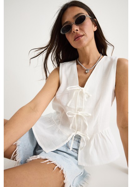 Kadın V Yaka Fiyonk Detaylı Müslin Peplum Bluz G-