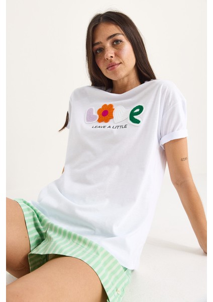 Kadın Love Aksesuarlı Normal Kalıp Pamuklu T-Shirt fiyatları