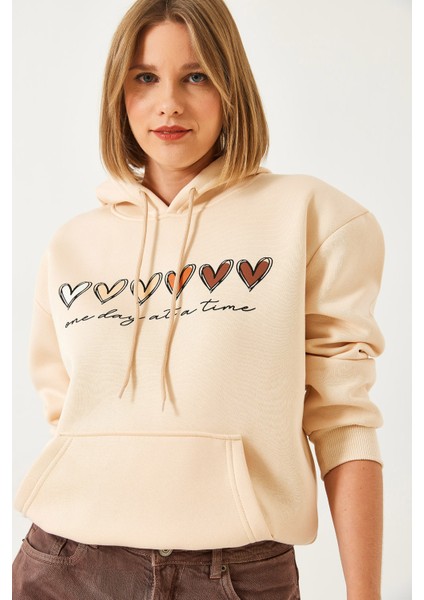 Kadın Üç Iplik Şardonlu Renkli Kalp Baskılı Kapşonlu Sweatshirt Mbhs