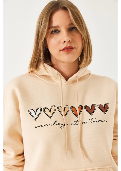 Kadın Üç Iplik Şardonlu Renkli Kalp Baskılı Kapşonlu Sweatshirt Mbhs fiyatları