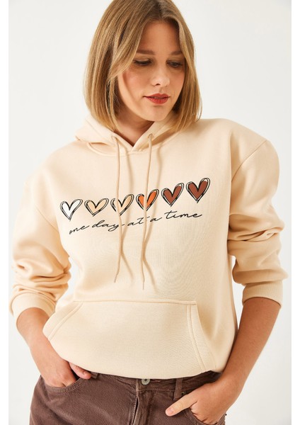 Kadın Üç Iplik Şardonlu Renkli Kalp Baskılı Kapşonlu Sweatshirt Mbhs modelleri