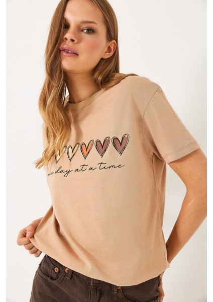 Kadın Kısa Kollu Renkli Kalp Baskılı Basic T-Shirt