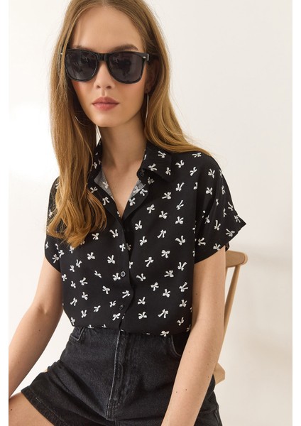 Kadın Minimal Desenli Kısa Yarasa Kollu Viskon Gömlek