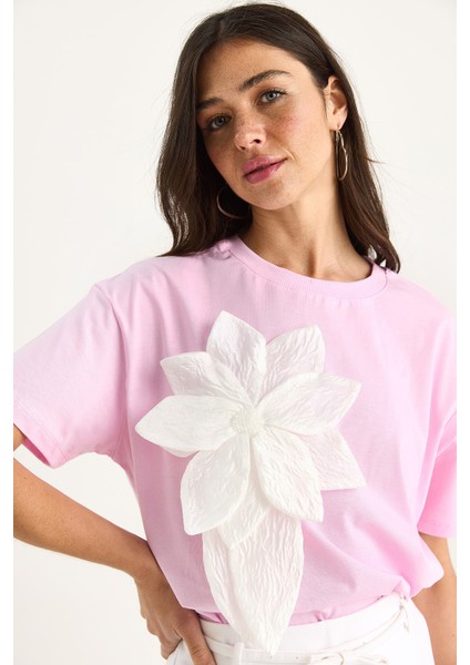 Kadın Çiçek Aksesuarlı Kısa Kollu Pamuklu T-Shirt fiyatları
