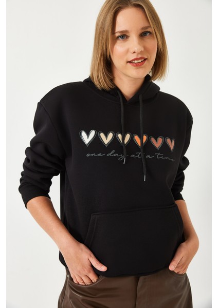 Kadın Üç Iplik Şardonlu Renkli Kalp Baskılı Kapşonlu Sweatshirt Mbhs