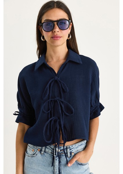 Kadın Bağlama Detaylı Kolları Büzgülü Müslin Crop Gömlek