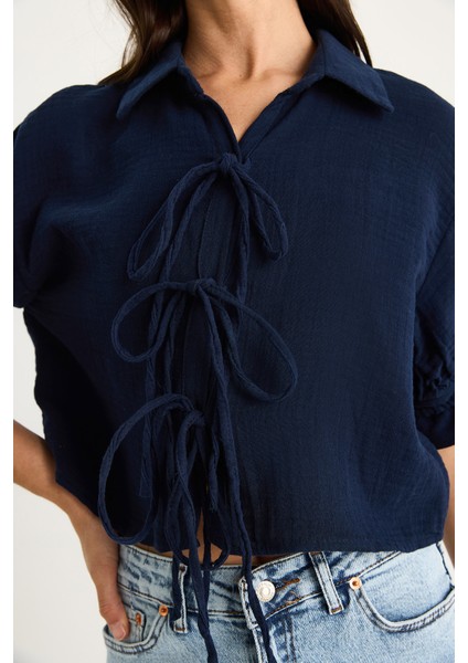 Kadın Bağlama Detaylı Kolları Büzgülü Müslin Crop Gömlek fırsatları