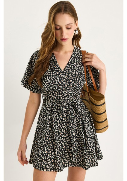 Kadın Papatya Desenli V Yaka Kuşaklı Şortlu Mini Elbise