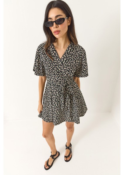 Kadın Papatya Desenli V Yaka Kuşaklı Şortlu Mini Elbise modelleri