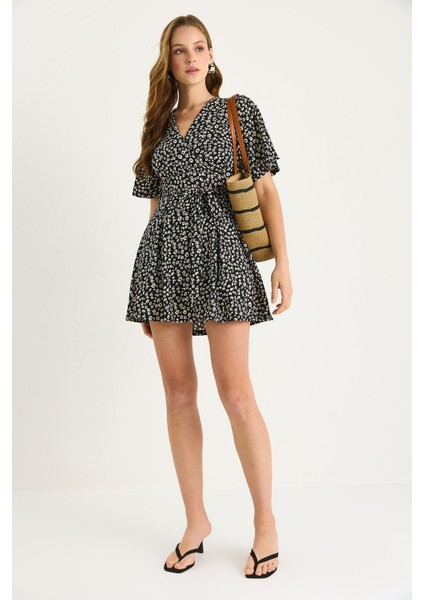 Kadın Papatya Desenli V Yaka Kuşaklı Şortlu Mini Elbise indirimleri