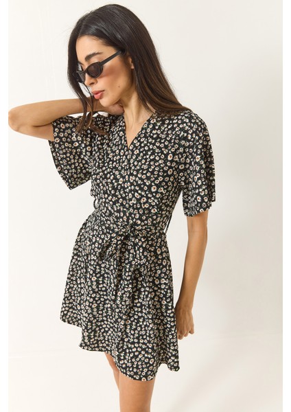 Kadın Papatya Desenli V Yaka Kuşaklı Şortlu Mini Elbise