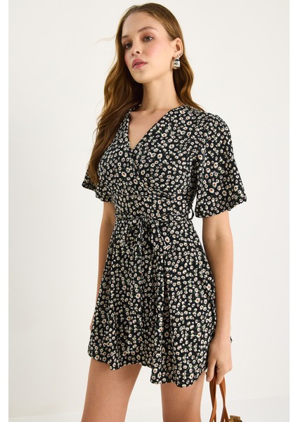 Kadın Papatya Desenli V Yaka Kuşaklı Şortlu Mini Elbise