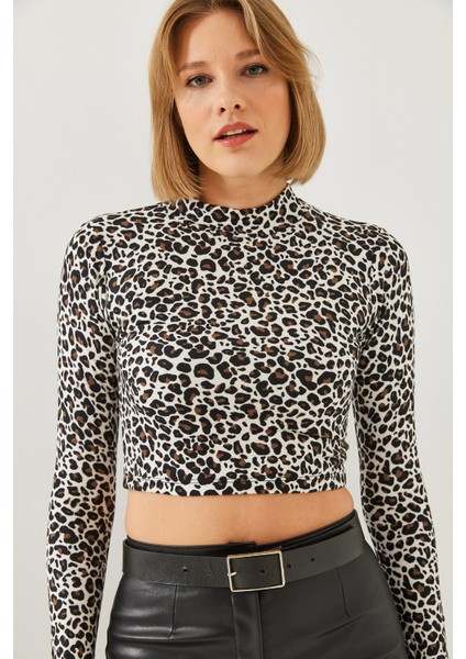 Kadın Yarım Balıkçı Yaka Leopar Desenli Bluz