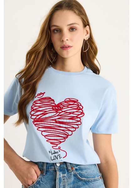 Kadın Pamuklu Kısa Kollu Bisiklet Yaka Kalp Nakışlı T-Shirt