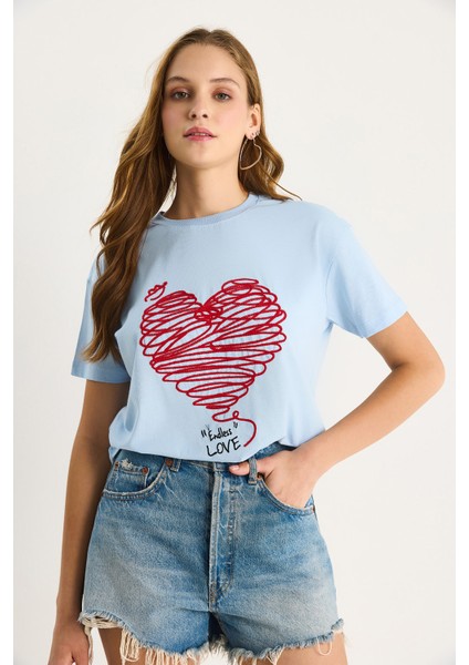 Kadın Pamuklu Kısa Kollu Bisiklet Yaka Kalp Nakışlı T-Shirt fiyatları