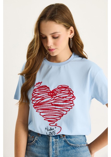 Kadın Pamuklu Kısa Kollu Bisiklet Yaka Kalp Nakışlı T-Shirt modelleri