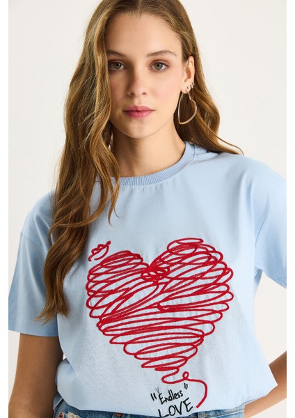 Kadın Pamuklu Kısa Kollu Bisiklet Yaka Kalp Nakışlı T-Shirt fırsatları