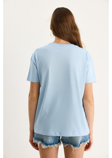 Kadın Pamuklu Kısa Kollu Bisiklet Yaka Kalp Nakışlı T-Shirt indirimleri