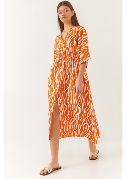 Kadın Kruvaze V Yaka Önden Yırtmaç Detaylı Desenli Elbise