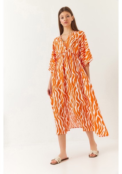 Kadın Kruvaze V Yaka Önden Yırtmaç Detaylı Desenli Elbise modelleri