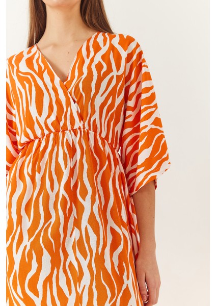 Kadın Kruvaze V Yaka Önden Yırtmaç Detaylı Desenli Elbise fırsatları