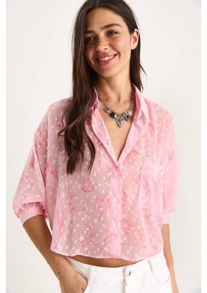 Kadın Kendinden Çiçek Desenli Yarım Kollu Tek Cep Detaylı Jakarlı Transparan Gömlek