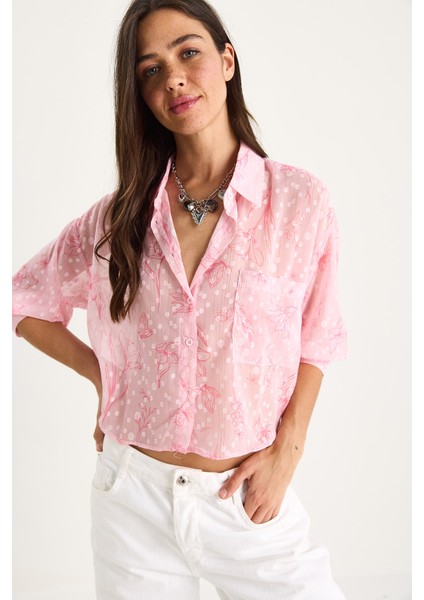 Kadın Kendinden Çiçek Desenli Yarım Kollu Tek Cep Detaylı Jakarlı Transparan Gömlek fiyatları