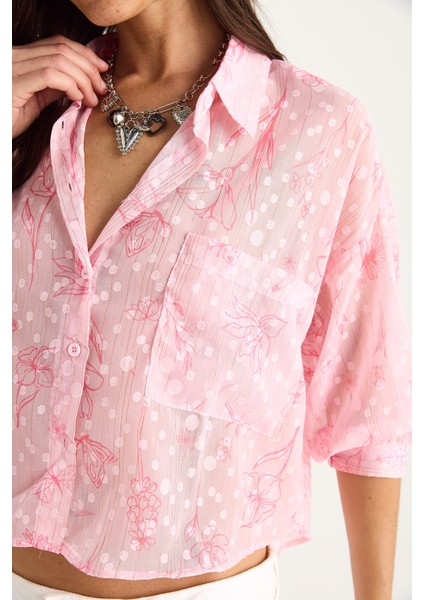 Kadın Kendinden Çiçek Desenli Yarım Kollu Tek Cep Detaylı Jakarlı Transparan Gömlek modelleri