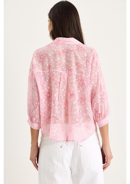 Kadın Kendinden Çiçek Desenli Yarım Kollu Tek Cep Detaylı Jakarlı Transparan Gömlek fırsatları