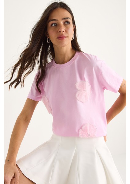 Bisiklet Yaka Çiçek Aksesuarlı Kısa Kollu T-Shirt