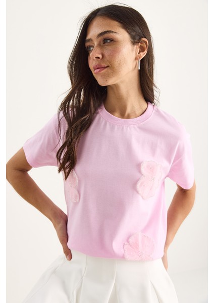 Bisiklet Yaka Çiçek Aksesuarlı Kısa Kollu T-Shirt fiyatları