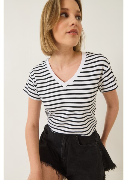 Kadın V Yaka Çizgili Rahat Kalıp Basic T-Shirt